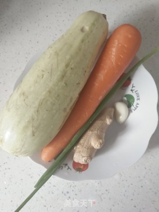 素颜下饭菜：西葫芦烩胡萝卜片的做法步骤：1