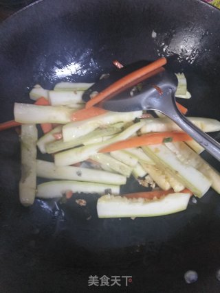 素颜下饭菜：西葫芦烩胡萝卜片的做法步骤：8