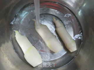 茭白烧兰花豆腐干的做法步骤：2