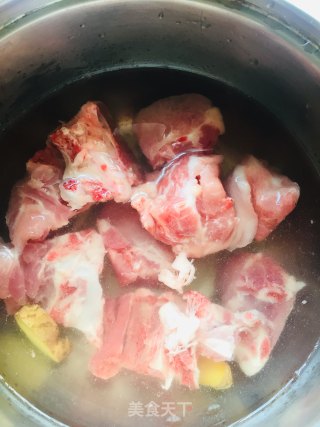 龙骨萝卜汤的做法步骤：1