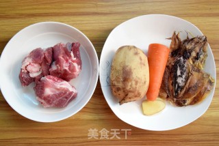 莲藕墨鱼筒骨汤的做法步骤：1