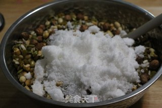广式五仁月饼的做法步骤：4