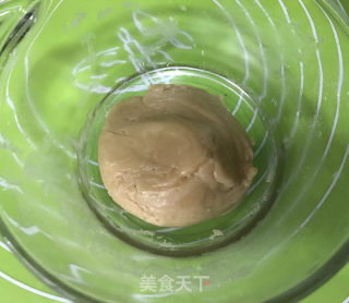 抹茶莲蓉蛋黄月饼的做法步骤：5