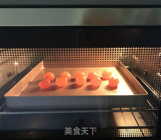 抹茶莲蓉蛋黄月饼的做法步骤：6