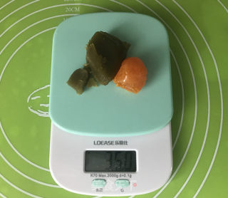 抹茶莲蓉蛋黄月饼的做法步骤：7