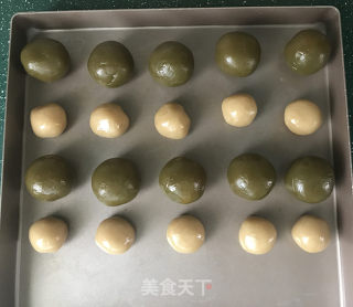 抹茶莲蓉蛋黄月饼的做法步骤：9