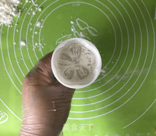 抹茶莲蓉蛋黄月饼的做法步骤：10
