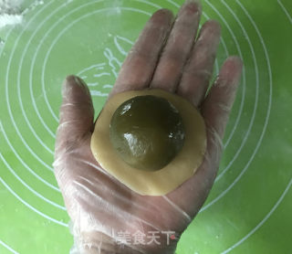 抹茶莲蓉蛋黄月饼的做法步骤：11