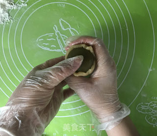 抹茶莲蓉蛋黄月饼的做法步骤：12