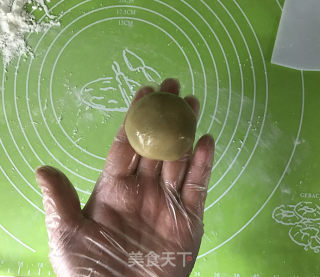 抹茶莲蓉蛋黄月饼的做法步骤：13