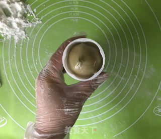 抹茶莲蓉蛋黄月饼的做法步骤：14