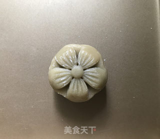 抹茶莲蓉蛋黄月饼的做法步骤：15