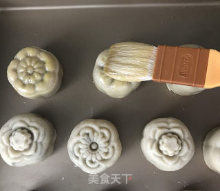 抹茶莲蓉蛋黄月饼的做法步骤：18