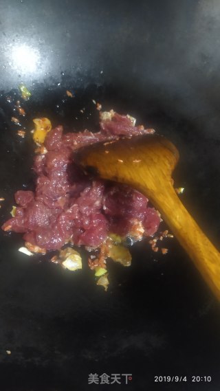 客家咸菜炒牛肉的做法步骤：3