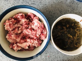 中秋必吃的梅干菜鲜肉月饼的做法步骤：2