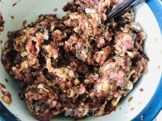 中秋必吃的梅干菜鲜肉月饼的做法步骤：11