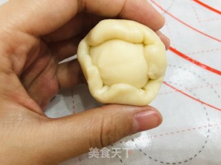 中秋必吃的梅干菜鲜肉月饼的做法步骤：15