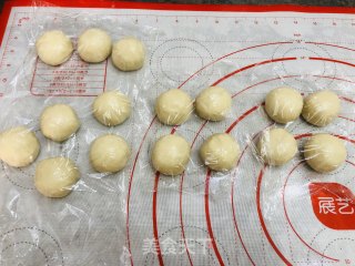 中秋必吃的梅干菜鲜肉月饼的做法步骤：16