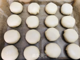 中秋必吃的梅干菜鲜肉月饼的做法步骤：25