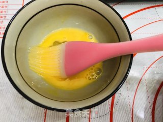中秋必吃的梅干菜鲜肉月饼的做法步骤：26