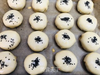 中秋必吃的梅干菜鲜肉月饼的做法步骤：28
