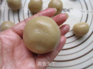 莲蓉蛋黄月饼的做法步骤：6