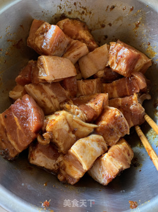 五香味粉蒸肉的做法步骤：1