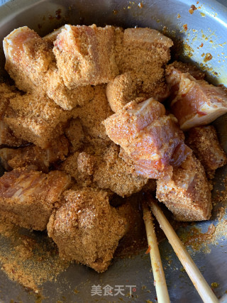 五香味粉蒸肉的做法步骤：3