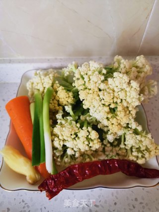 ????菜花炒肉????的做法步骤：1
