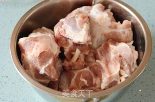 大骨头炖土豆豆角的做法步骤：1