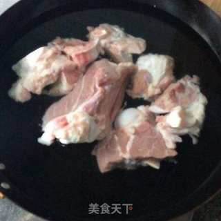 大骨头炖土豆豆角的做法步骤：2