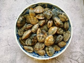香辣花蛤拌金针菇的做法步骤：1