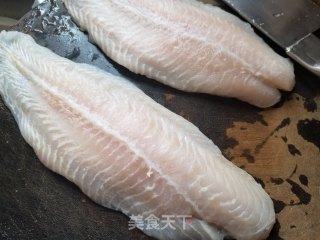 鸡蛋干炒鱼丁的做法步骤：1