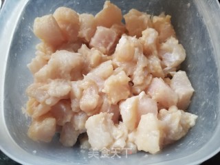 鸡蛋干炒鱼丁的做法步骤：2