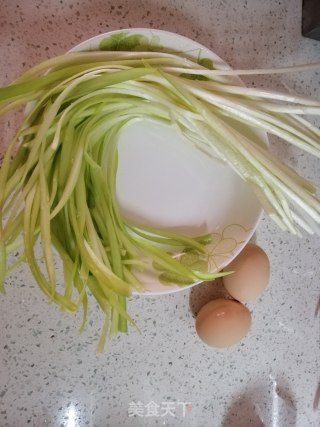 韭黄冬菜炒鸡蛋的做法步骤：1