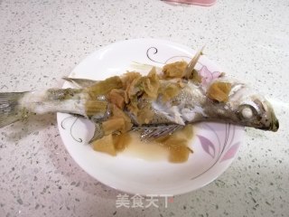 冬菜整鲈鱼的做法步骤：4
