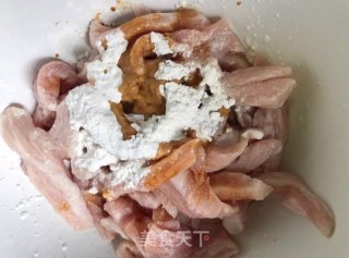 蒜苔炒豆腐松板肉的做法步骤：4