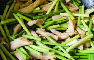 蒜苔炒豆腐松板肉的做法步骤：7