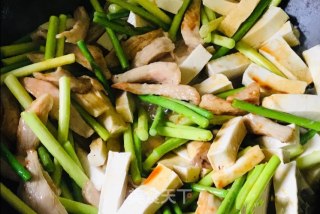 蒜苔炒豆腐松板肉的做法步骤：8