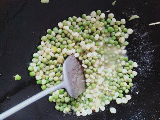 时蔬炒虾仁儿的做法步骤：7