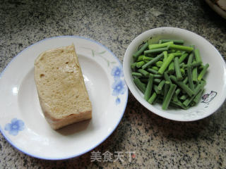 蒜薹炒烤麸的做法步骤：1