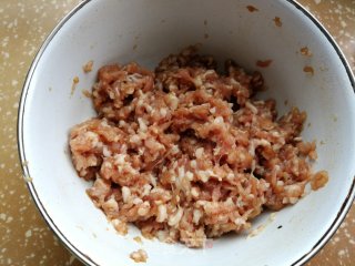 猪肉蒲瓜蒸饺的做法步骤：1