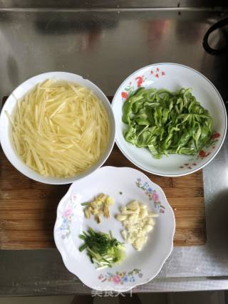 青椒土豆丝的做法步骤：1