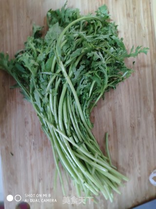 茼蒿鸡蛋的做法步骤：1