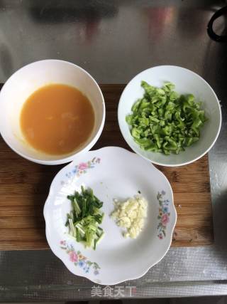 懒人版青椒炒蛋的做法步骤：1