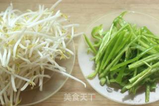 #家常下饭菜#青椒炒豆芽的做法步骤：1