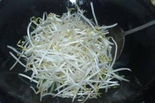 #家常下饭菜#青椒炒豆芽的做法步骤：3