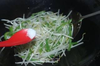 #家常下饭菜#青椒炒豆芽的做法步骤：4
