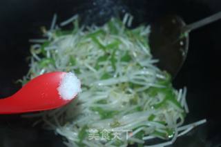 #家常下饭菜#青椒炒豆芽的做法步骤：5