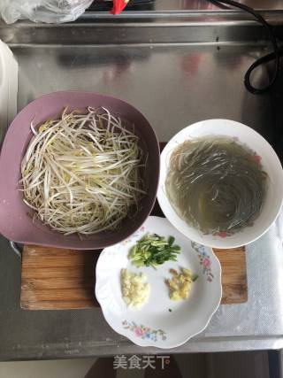 绿豆芽炒粉丝的做法步骤：1